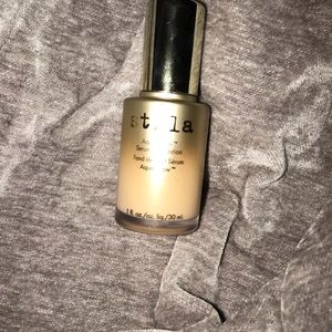 Stila AquaGlow Foundation in Light